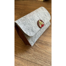 Kadın Çanta - Keçeden Yapılma İğne Oyası ile Süslenmiş Yanları Kahverengi Keçe Detaylı Portföy Çanta (KC-2001)